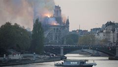 V katedrála Notre-Dame propukl poár, který se rychle íí.
