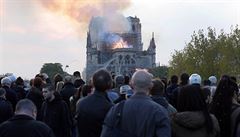 Lidé sledují hoící Notre-Dame.
