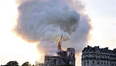 Mohutný dým se valil z katedrály Notre-Dame, která pi poáru pila o tíhlou...