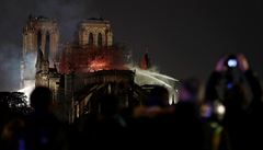 Poár paíské katedrály Notre-Dame se kolem tetí hodiny ranní podailo dostat...