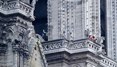 Hasii v nejslavnjí katedrále Francie ráno po poáru.