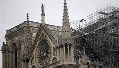 Poár katedrály Notre-Dame je zcela uhaen.