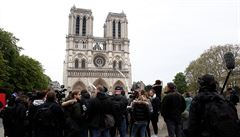 Francie vyšetřuje požár v katedrále Notre-Dame, Liga mistrů pozná všechny semifinalisty
