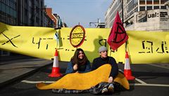 Ekologití aktivisté pi protestech v Londýn.