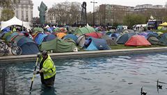 Pracovník uklízí nepoádek po aktivistech v Londýn.