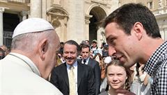 Na závr generální audience na námstí svatého Petra s mladou aktivistkou pape...