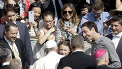 Setkání pape a Grety si fotilo mnoho lidí.