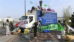 Na ekologickch protestech v Londn bylo zadreno 400 lid. Blokovali dopravu