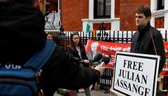 Podporovatel Juliana Assange ped ekvádorskou ambasádou.