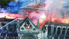 Zábry hoící katedrály z hasiského dronu.