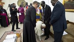 Gesto pokory. Papež prosil lídry z Jižního Súdánu o mír, líbal jim nohy