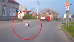 VIDEO: Holčička na dětské Tatře jela po silnici k rušné křižovatce. Muž ji zachránil na poslední chvíli