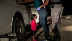FOTOGRAFIE ROKU. John Moore, Getty Images - Honduraská holika Yana breí pi...