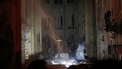 Poár paíské katedrály Notre-Dame: dým kolem oltáe.