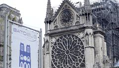 Paíská katedrála Notre-Dame po niivém poáru.