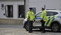 Policisté hlídkují v Rýmaov na Bruntálsku u budovy radnice, kterou den...