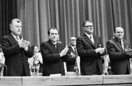 Peter Colotka (prvn zleva) na fotografii z roku 1981.