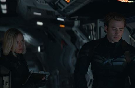 Zleva Black Widow (Scarlett Johansson) a Captain America (Steve Rogers).