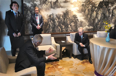 Prezident eské republiky se v ín setkal s Vladimirem Putinem.