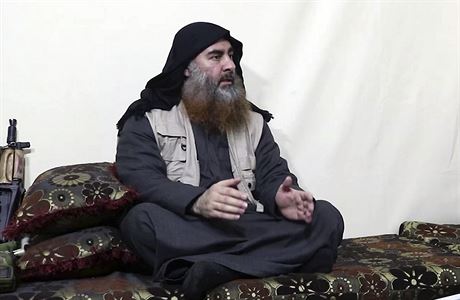 Obrázek z videa zveejnného v pondlí Islámským státem ukazuje mue, který by...