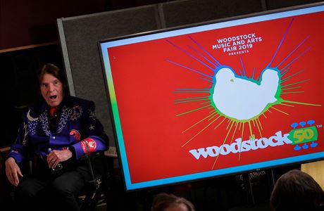 Zpvák John Fogerty na ohláení festivalu Woodstock 50. Festival se nakonec...