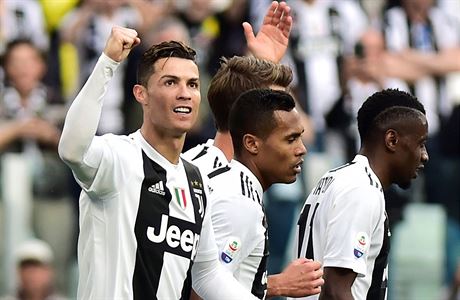 Hrái Juventusu v ele s Cristianem Ronaldem slaví branku do sít Fiorentiny