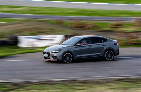 Hyundai i30 Fastback N na autodromu v Sosnov