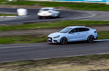 Hyundai i30 Fastback N na autodromu v Sosnov