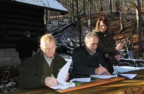 Daniel Szrd (vlevo) podepisuje jako f Les R smlouvu o bezzsahovm zem...