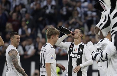 Cristiano Ronaldo ví, jaké to je slavit mistrovský titul.