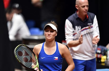 Markta Vondrouov, v pozad je nehrajc kapitn Petr Pla.