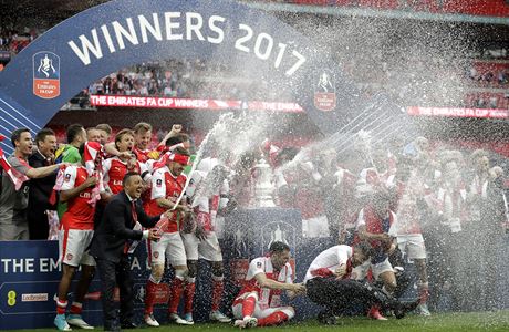 Fotbalisté Arsenalu slaví vítzství v FA Cupu.