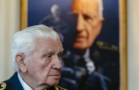 Generlmajor Emil Boek m na 22. zkladn vrtulnkovho letectva v Nmti nad...