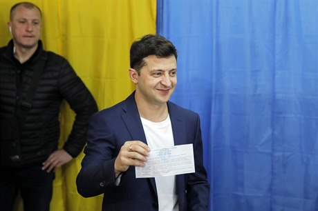 Volodymyr Zelenskyj poruil pravidla voleb na Ukrajin a ukázal novinám svj...
