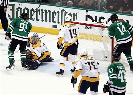 Branká Pekka Rinne z týmu Nashville Predators sleduje, jak puk padá za jeho...