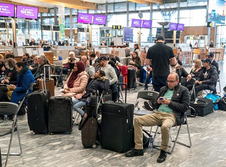 Lidé na norském letiti Oslo - Gardermoen ekají, zatímco piloti spolenosti...