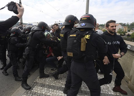 Proti demonstrantm zasahovala na míst i policie.