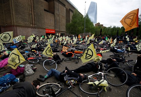 Cyklisté leí a protestují ped londýnskou galerií Tate Modern.