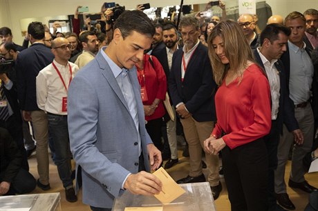 Současný ministr Sánchez podle průzkumů uzavře koalici buď s liberální stranou...