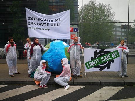 Několik aktivistů ráno blokovalo vstup do sídla elektrárenské společnosti ČEZ v...