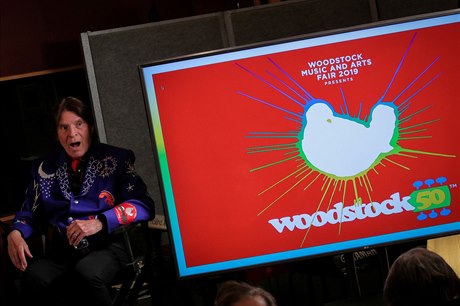Zpvák John Fogerty na ohláení festivalu Woodstock 50. Festival se nakonec...