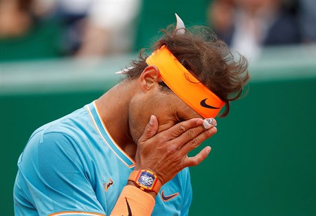 Rafael Nadal si vyítá pokaený úder pi zápase s Fabiem Fogninim