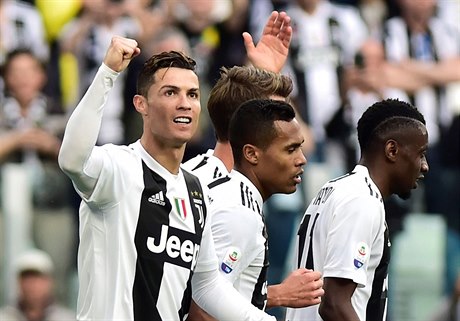 Hráči Juventusu v čele s Cristianem Ronaldem slaví branku do sítě Fiorentiny