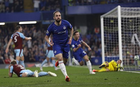 Gonzalo Higuaín se trefuje do sít Burnley.