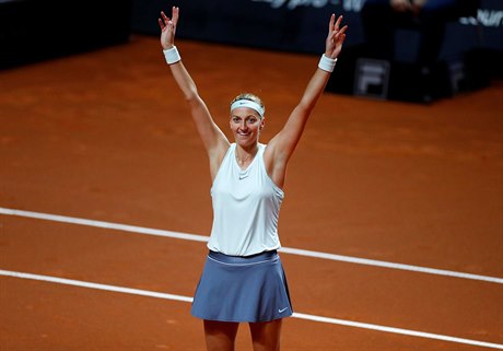 Petra Kvitová se raduje z triumfu na turnaji ve Stuttgartu.