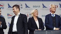 Zleva Tomio Okamura (SPD), Marine Le Penov (francouzsk Nrodn sdruen) a...