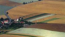 Mal� versus velk�. Rozs�hl� p�dn� bloky jsou odvodn�n� a krajina i kv�li tomu...