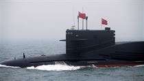 Čínská jádrem poháněná ponorka při přehlídce u příležitosti 70 let založení...