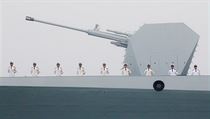 nt nmonci pi vojensk pehldce na palub torpdoborce Taiyuan.