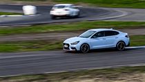 Hyundai i30 Fastback N na autodromu v Sosnov